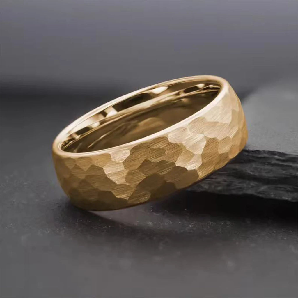 Anillo Tungsteno Dorado Martillado Hombre 8MM | Boda Compromiso
