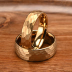 Anillo Tungsteno Dorado Martillado Hombre 8MM | Boda Compromiso