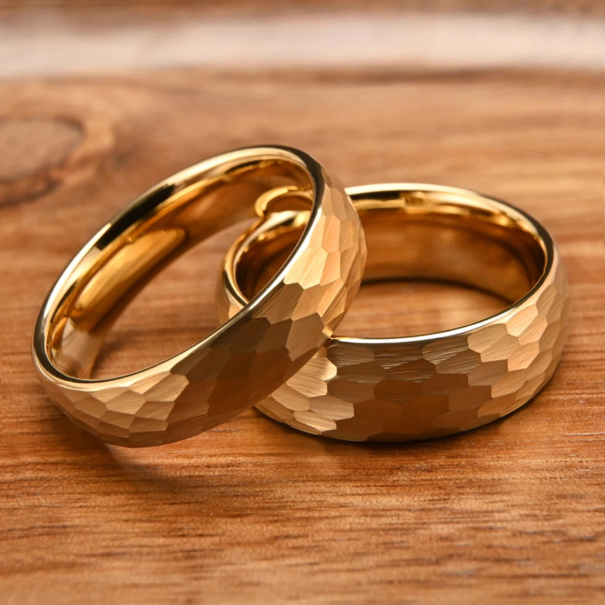 Anillo Tungsteno Dorado Martillado Hombre 8MM | Boda Compromiso